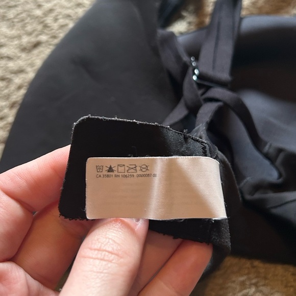 Lululemon Soft Padded Black Hook and Eye Sports Bra Adjustable Back Straps 32DD - Picture 6 of 6